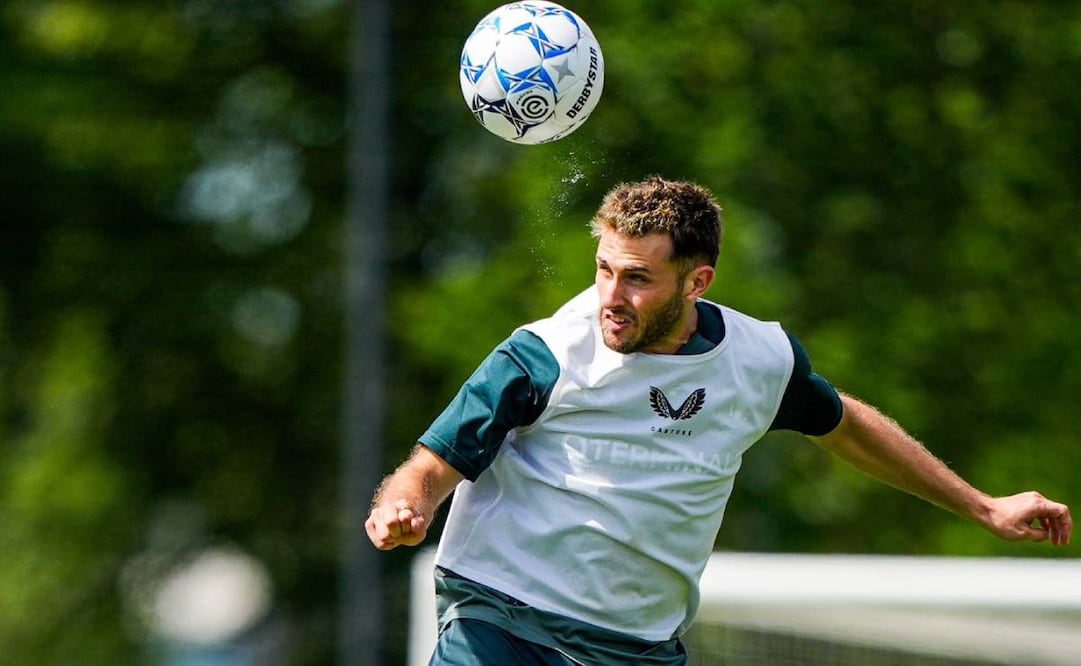 El técnico del mexicano todavía cuenta con él para lo que reste de la temporada. Foto: Feyenoord.