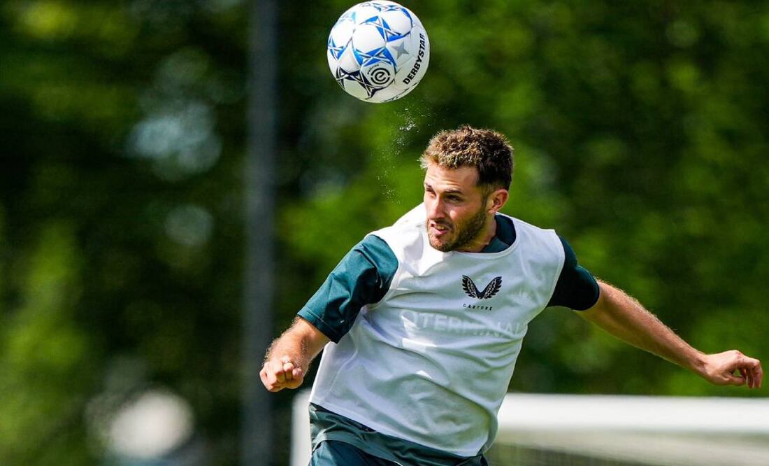 El técnico del mexicano todavía cuenta con él para lo que reste de la temporada. Foto: Feyenoord.