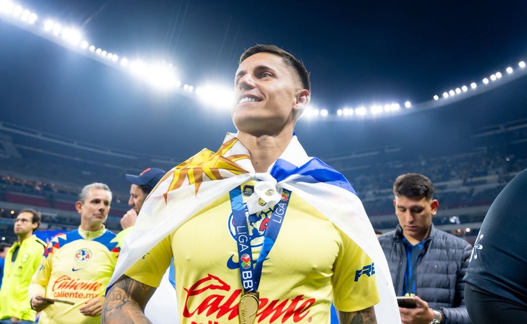 Brian Rodríguez en los festejos de la 14 con América / FOTO: Imago7
