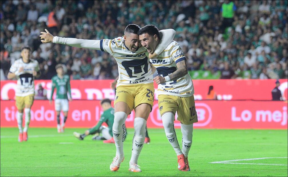 Leo Suárez festeja el primer gol de los Pumas durante su partido ante León en el Nou Camp. FOTO: Imago7