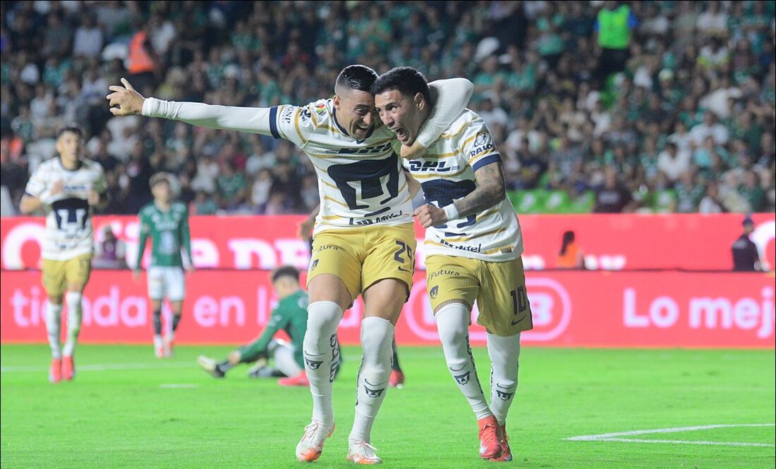 Leo Suárez festeja el primer gol de los Pumas durante su partido ante León en el Nou Camp. FOTO: Imago7