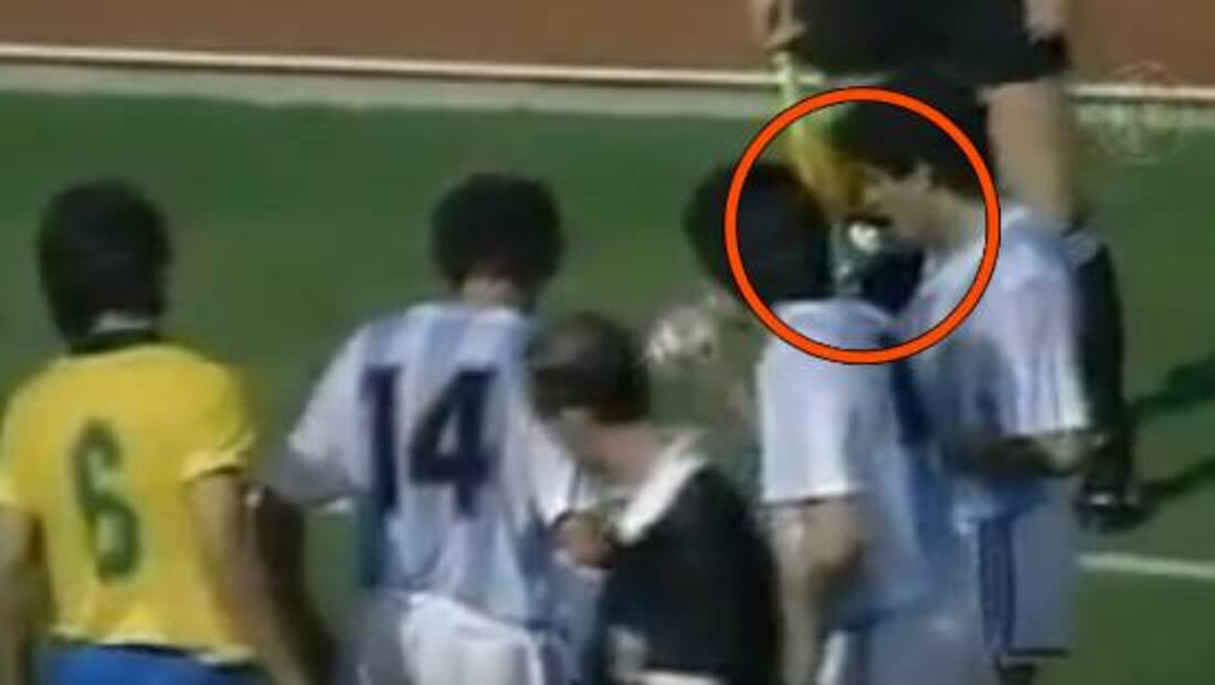 Jorge Burruchaga fingió que tomaba agua ante las sospechas de Branco de que algo no estaba bien con esa botella. Foto: Especial
