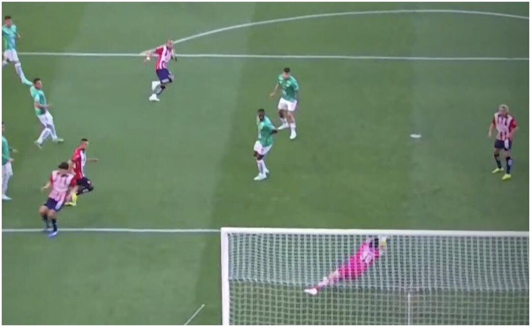 Chicharito a punto de anotar con Chivas - Foto: Especial