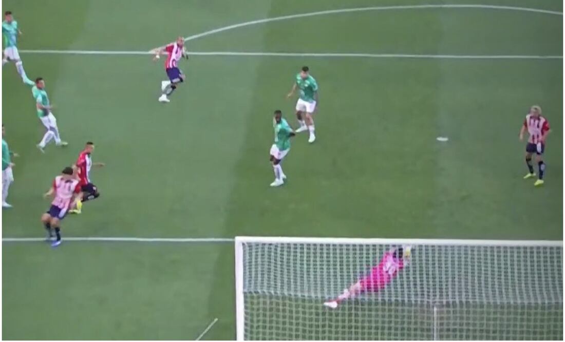 Chicharito a punto de anotar con Chivas - Foto: Especial