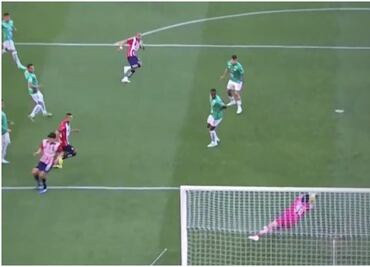 VIDEO: Chicharito casi anota en su primer partido como titular tras su regreso a Chivas