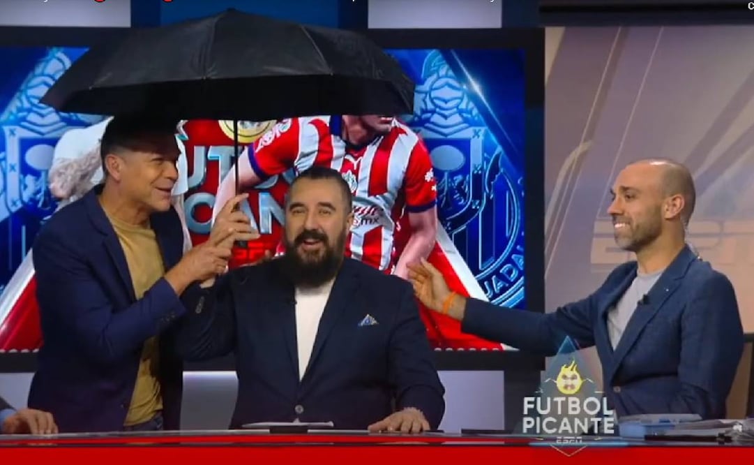 Jared Borguetti le regaló un paraguas a Álvaro Morales por tantas quejas contra las Chivas. Foto: Especial