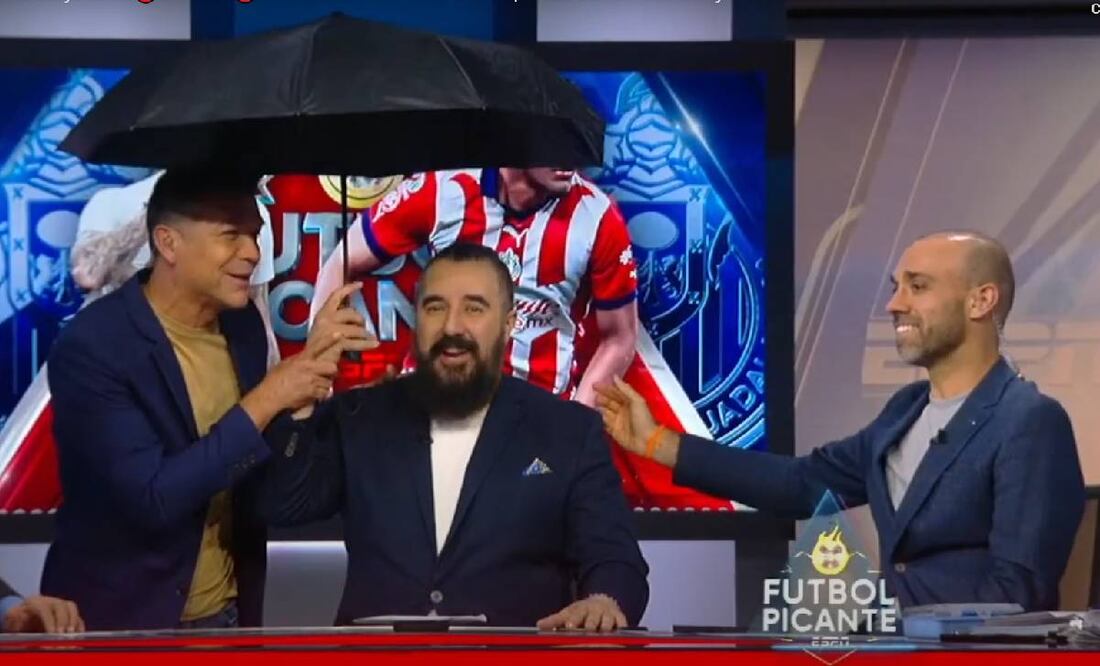 Jared Borguetti le regaló un paraguas a Álvaro Morales por tantas quejas contra las Chivas. Foto: Especial