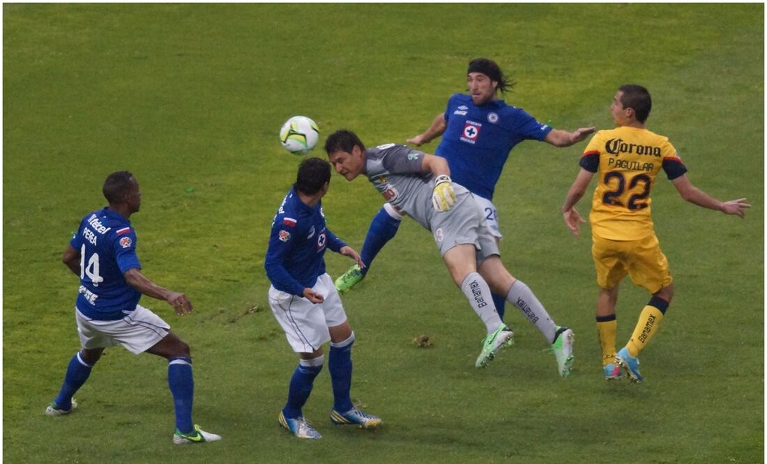 Cabezazo de Moisés en la Final del Clausura 2013 / FOTO: Imago7