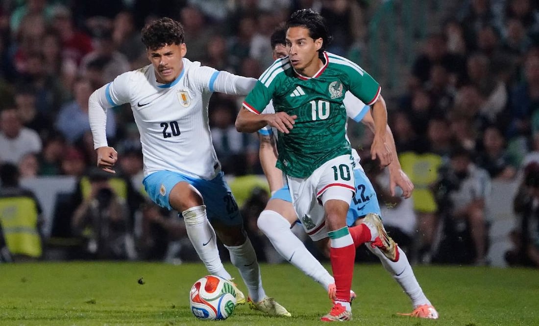 Diego Lainez intenta generar peligro en el partido entre México y Uruguay. FOTO: Imago7