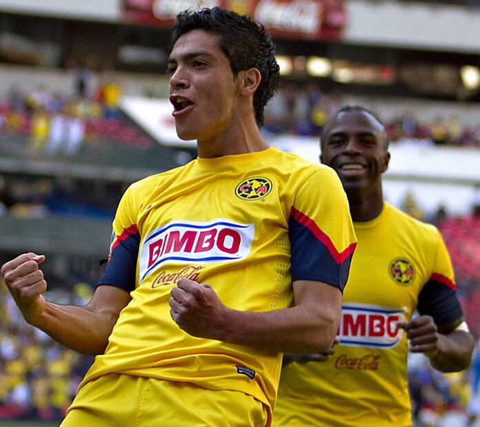 Raúl Alonso Jiménez celebrando un gol con Christian Benítez.  Foto: Imago7.