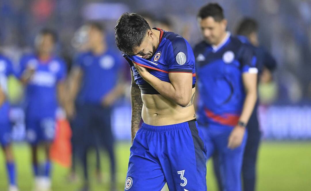 Carlos Salcedo está tan afectado por la muerte de su hermana. Paola, que se quiere ir del país. Foto: Imago7