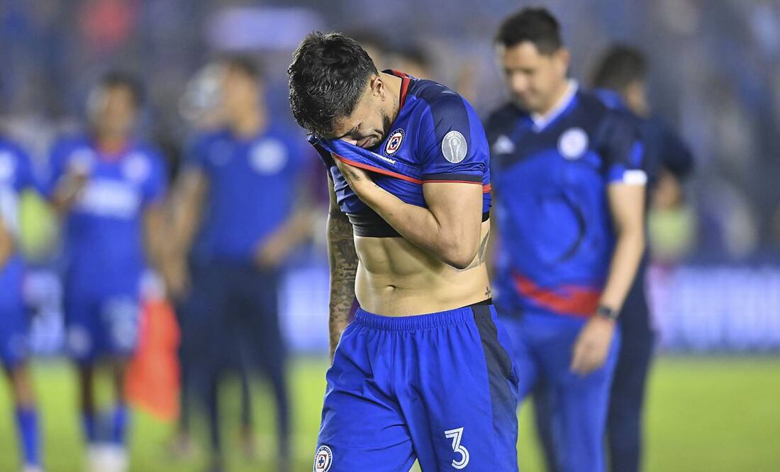 Carlos Salcedo está tan afectado por la muerte de su hermana. Paola, que se quiere ir del país. Foto: Imago7