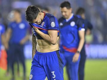 Carlos Salcedo le informó a Cruz Azul que quiere salir del país por 'motivos personales y familiares'