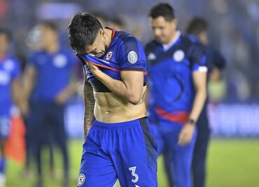 Carlos Salcedo le informó a Cruz Azul que quiere salir del país por 'motivos personales y familiares'