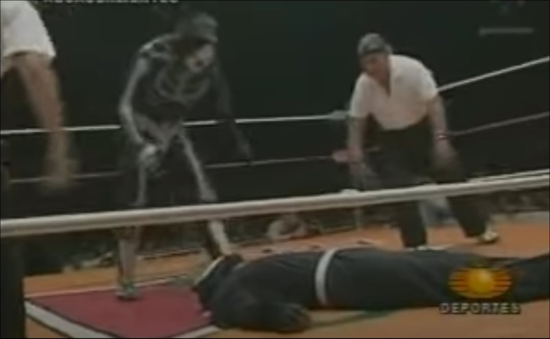 Pentagón quedó tendido sobre la lona tras recibir una pasada de parte de La Parka en una función en Aguascalientes. FOTO: Captura