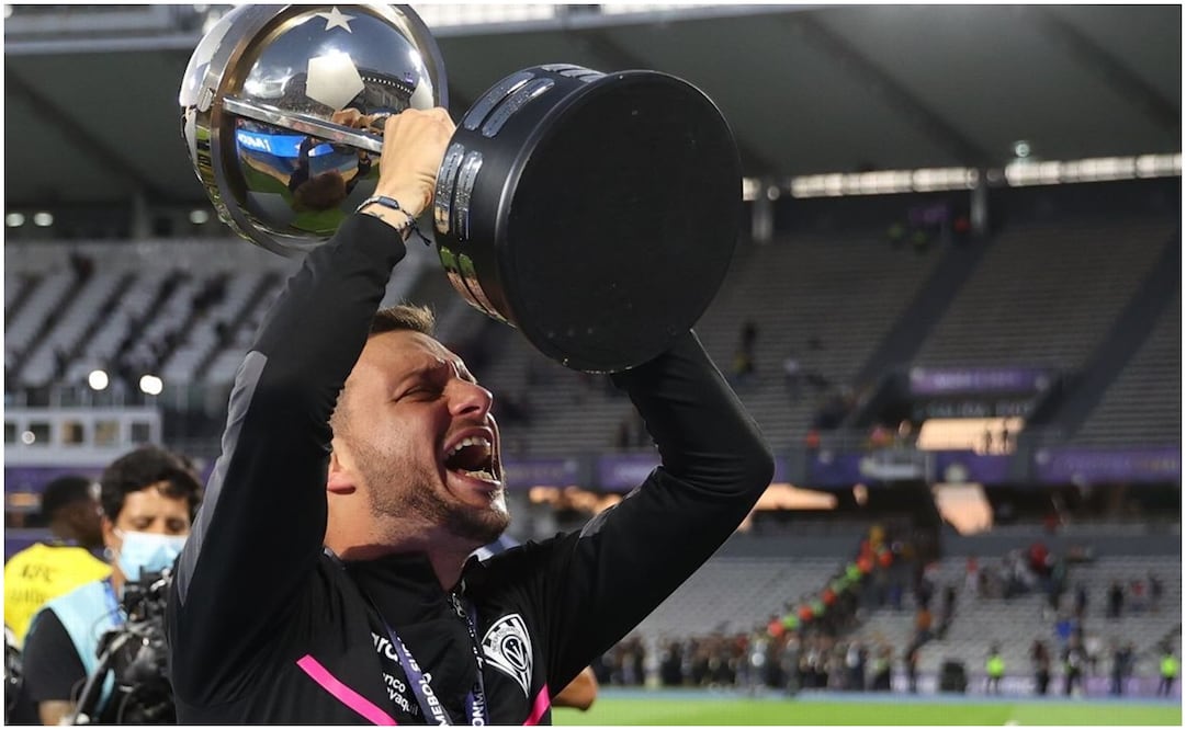 Martín Anselmi levantando la Copa Sudamericana del 2022 / FOTO: EFE
