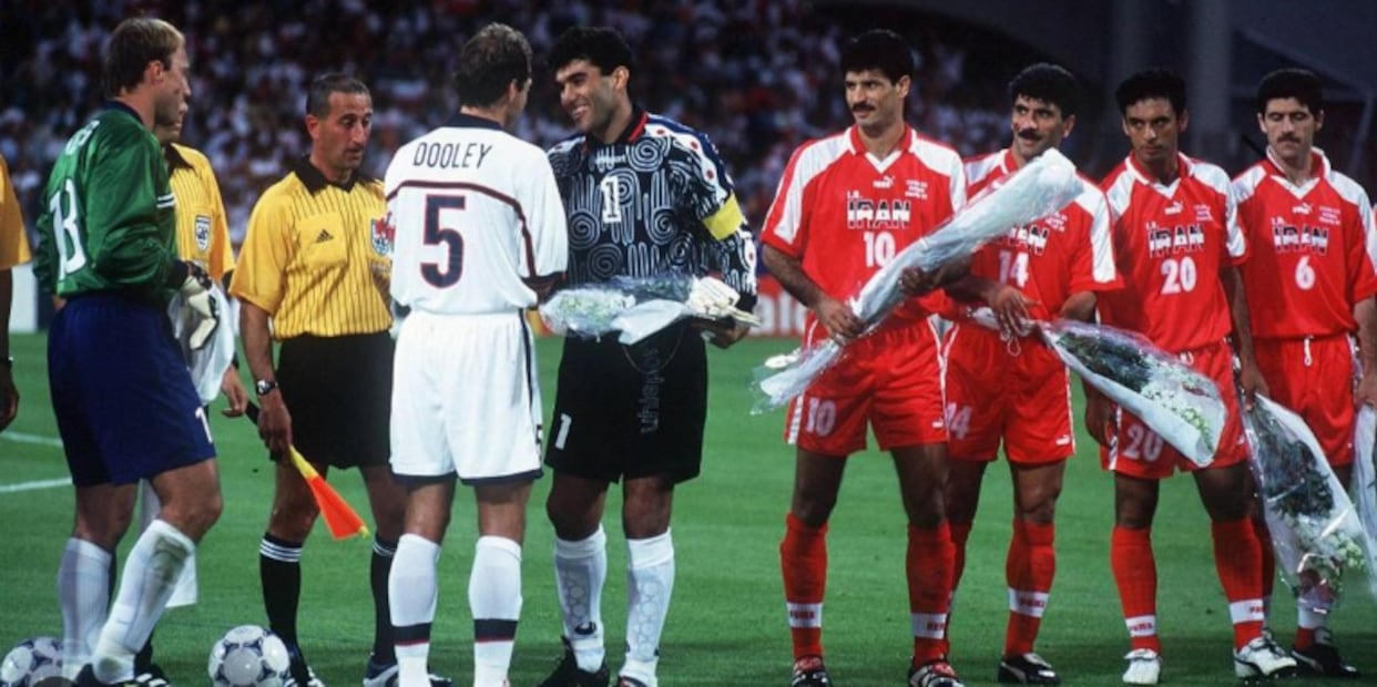 Jugadores de Irán entregan flores a Estados Unidos / Foto: Especiales