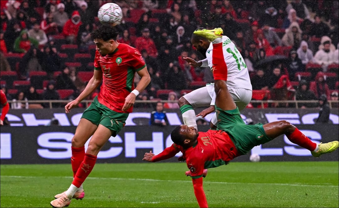 Así fue el gol de chilena del delantero de Marruecos, Ayoub El Kaabi, en el partido anyte Comoras. FOTO: AFP