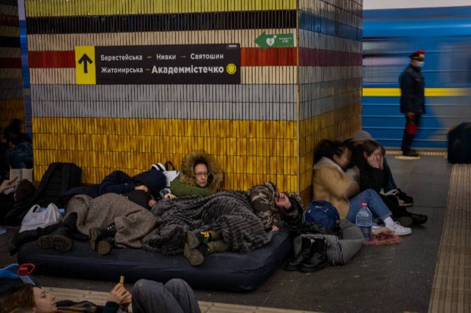 10 desoladoras fotos del metro de Kiev, el refugio de familias ucranianas