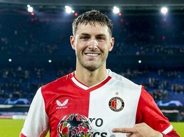 Santiago Giménez fue observado por visores del Barcelona en la Champions League