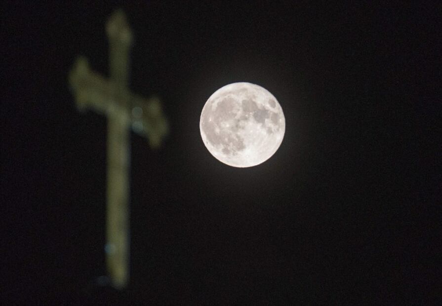 Así se vio la Superluna de fresa en el mundo