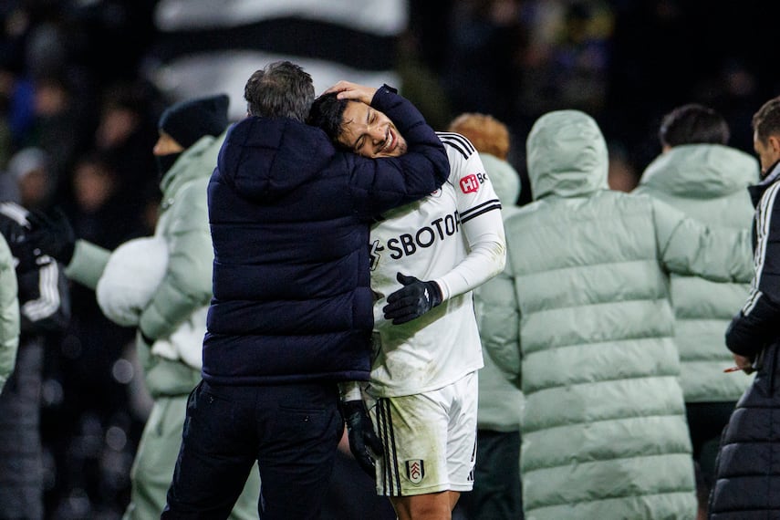 El entrenador Marco Silva abraza a Raúl Jiménez, durante el encuentro entre Fulham y Chelsea en la Premier League - Foto: EFE