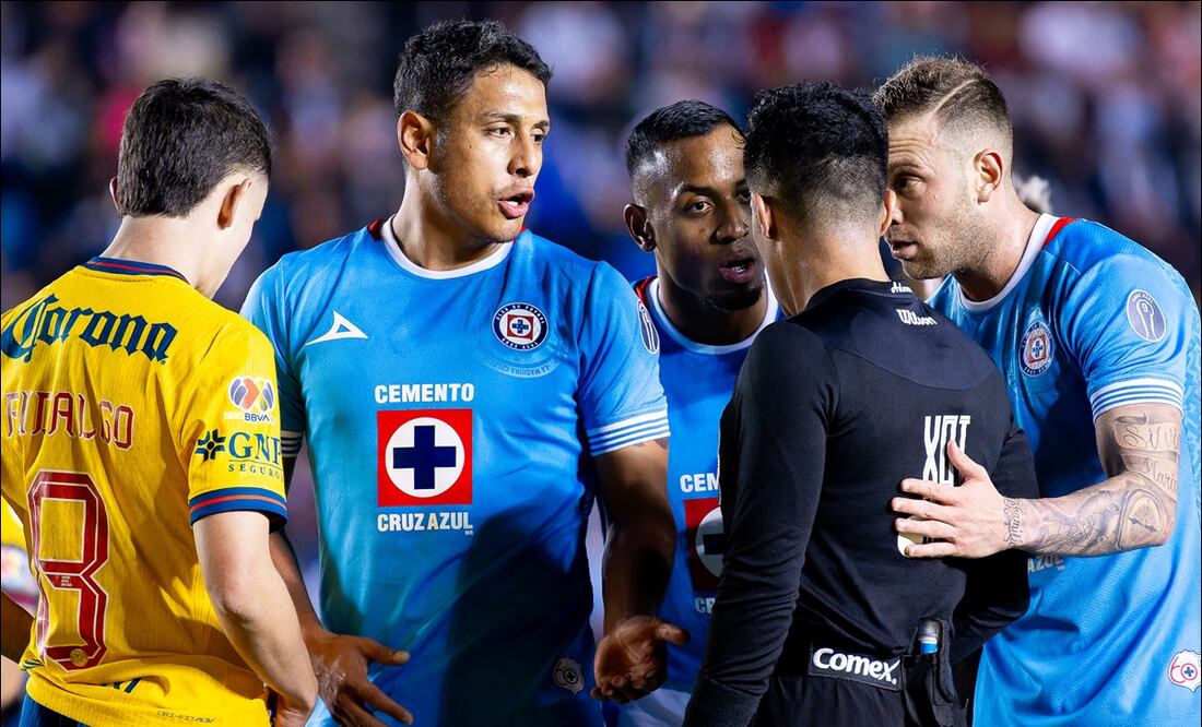 Jugadores de Cruz Azul protestan por una jugada al árbitro Adonai Escobedo. FOTO: Imago7
