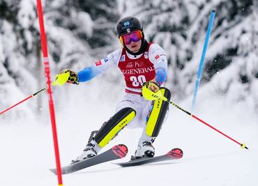 Esquiadora se fractura la pierna en plena competencia en Beijing 2022