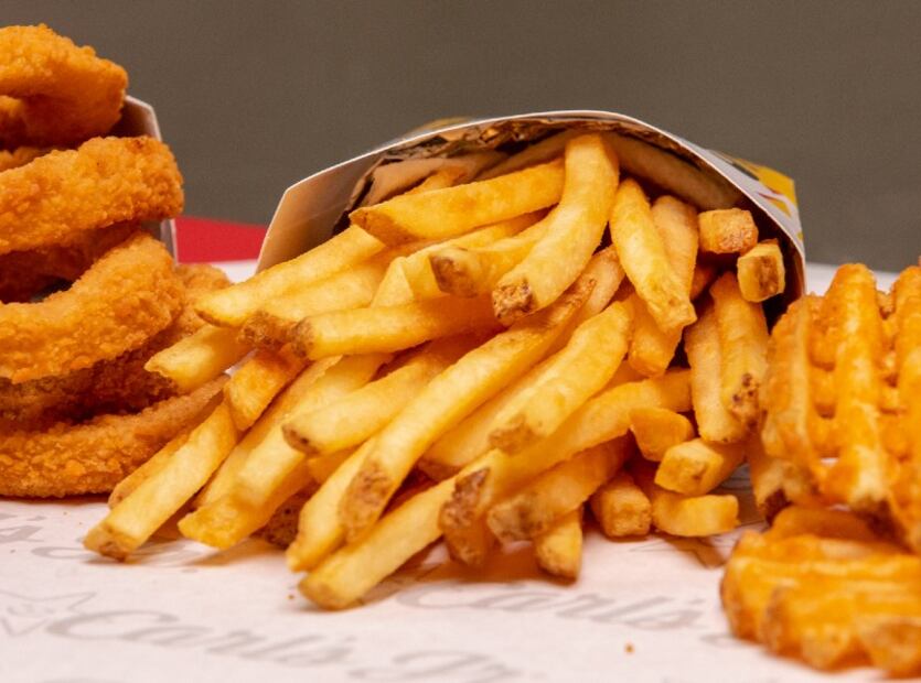Carls Jr. festeja el Día de las Papas Fritas regalando papas
