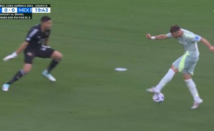 Santiago Giménez cometió un nuevo oso con la Selección Mexicana al fallar en un mano a mano ante Venezuela