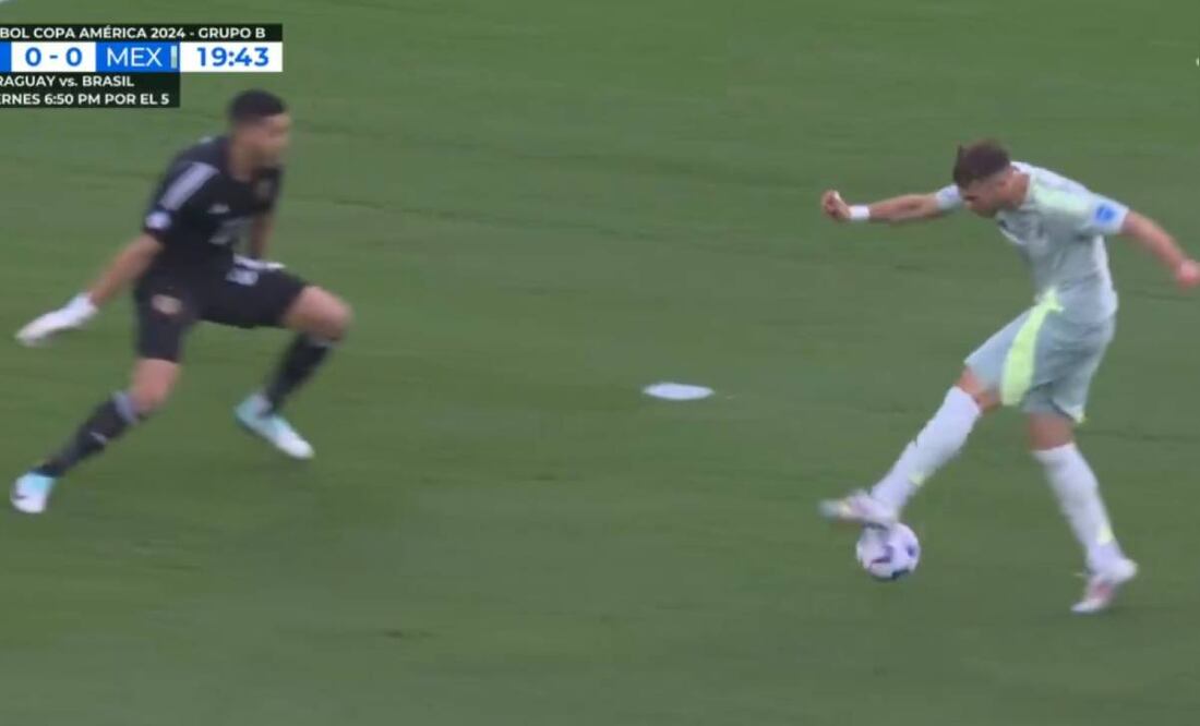 Santiago Giménez quedó mano a mano ante el portero de Venezuela y se equivocó en su remate. Foto: Especial