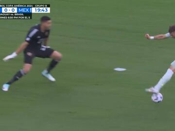 Santiago Giménez cometió un nuevo oso con la Selección Mexicana al fallar en un mano a mano ante Venezuela