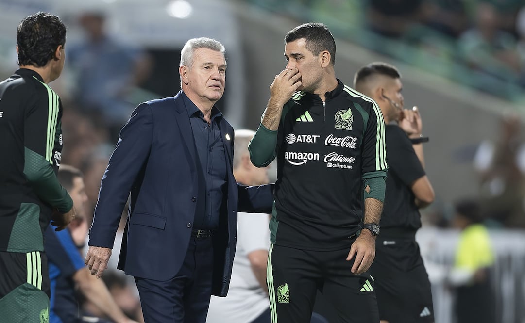 Javier Aguirre y Rafael Márquez, durante un partido amistoso entre México y Paraguay - Foto: Imago7