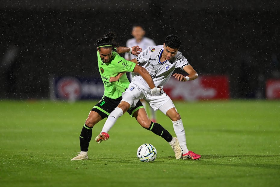 Querétaro y Juárez en festejo de gol, durante la fase regular del torneo Apertura 2026 - Foto: Imago7