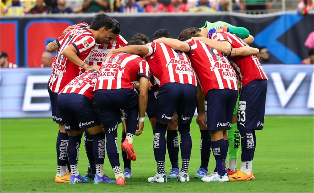 Jugadores de las Chivas se reúnen en el campo previo al inicio de un partido. FOTO: @Chivas