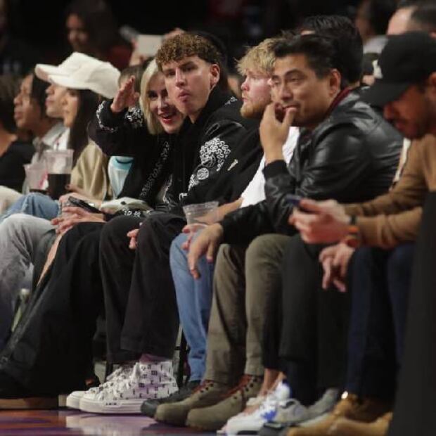En el juego de la NBA, Igor Lichnovsky estuvo sentado junto a la actriz Cassandra Sánchez-Navarro. Foto: El Universal