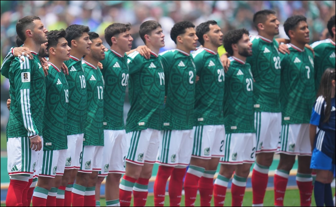 Jugadores de la Selección Mexicana entonan el Himno Nacional previo al partido ante Sudáfrica. FOTO: Imago7