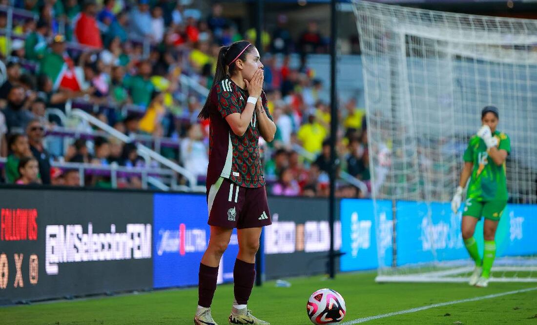 La Maga Ovalle se lamenta luego de que el Tri femenil cayó ante Colombia. Foto: Imago7