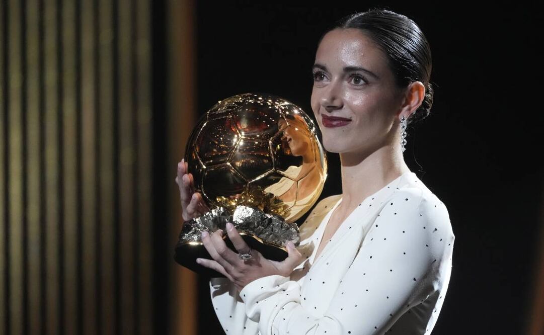 Aitana Bonmatí  la delantera del Barcelona presume su reconocimiento. Foto: AP.