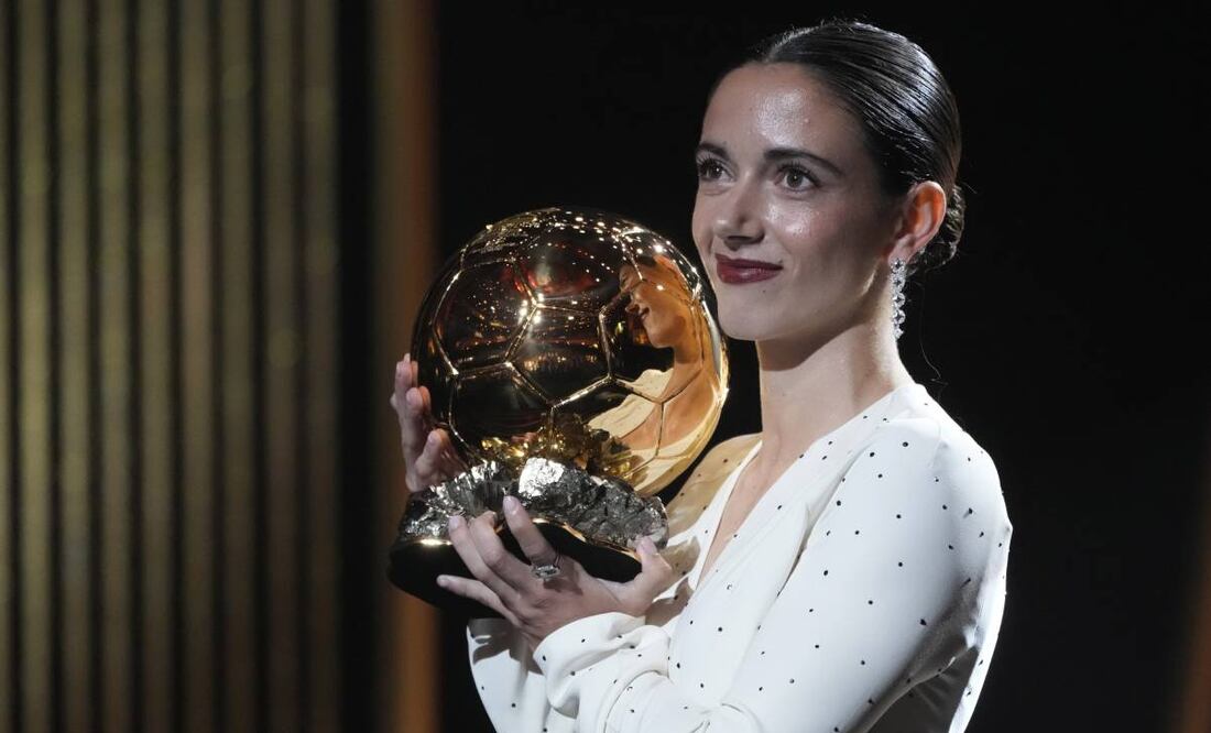 Aitana Bonmatí  la delantera del Barcelona presume su reconocimiento. Foto: AP.
