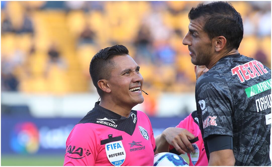 Fernando 'Cantante' Guerrero y Nahuel Guzmán en el Estadio Universitario / FOTO: Imago7