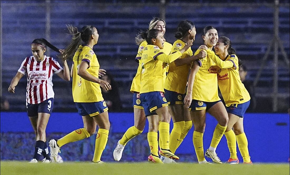 Jugadoras del América celebran uno de los goles ante las Chivas. FOTO: Imago7