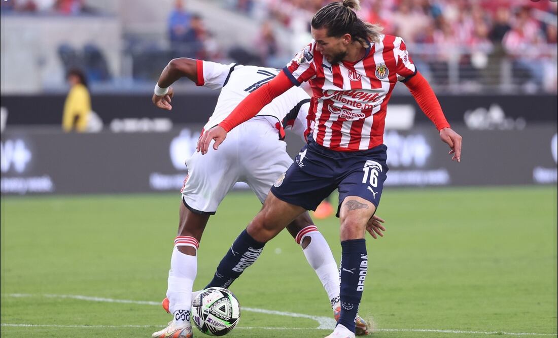 Cade Cowell disputa el balón durante el juego ante el San José Earthquakes. FOTO: @Chivas