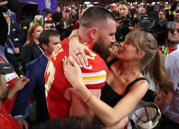 El noviazgo entre Travis Kelce y Taylor Swift inspira a la NFL para producir película navideña