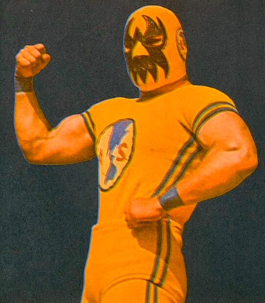 Luchadores representando al América