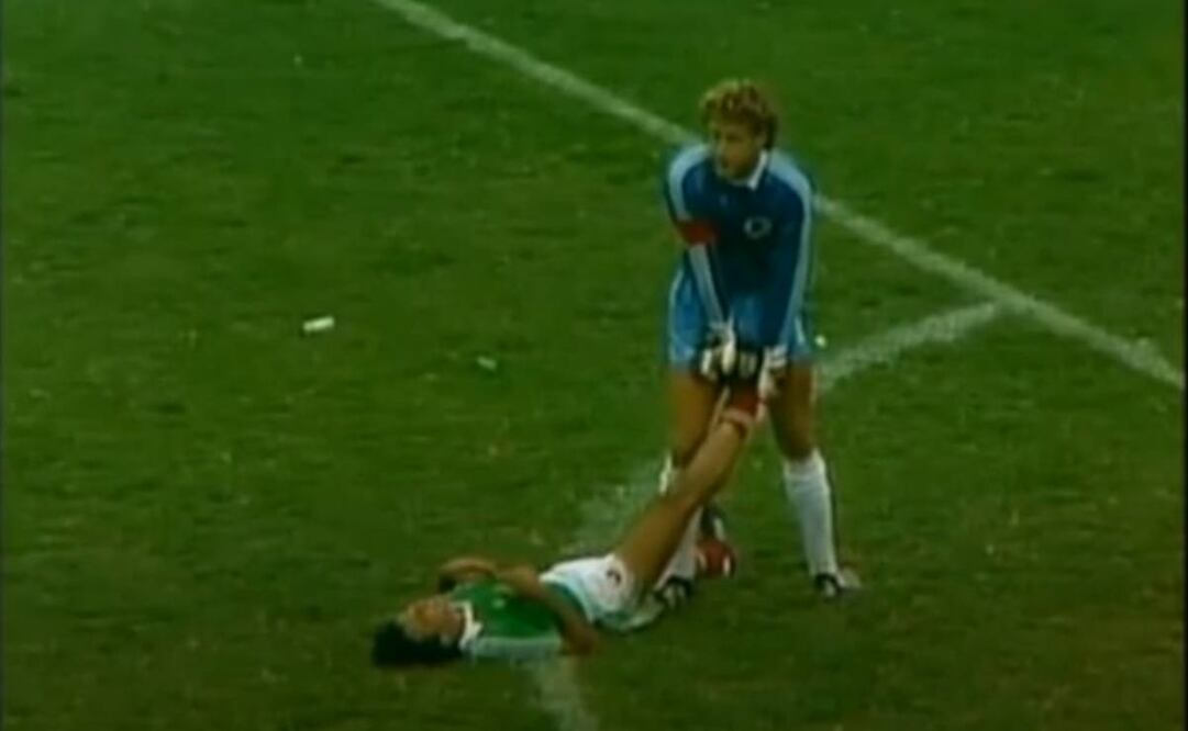 Hugo Sánchez fue ayudado por Harald Schumacher cuando comenzó a sentir calambres. Foto: Especial