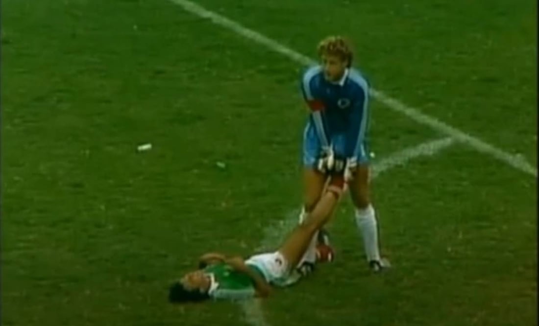 Hugo Sánchez fue ayudado por Harald Schumacher cuando comenzó a sentir calambres. Foto: Especial