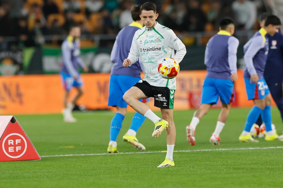Álvaro Fidalgo en calentamiento con Real Betis, previo a los Cuartos de Final de la Copa del Rey - Foto: EFE