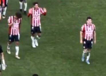 ¿Isaac Brizuela y Pocho Guzmán terminaron peleados? La derrota de Chivas les dolió a los jugadores