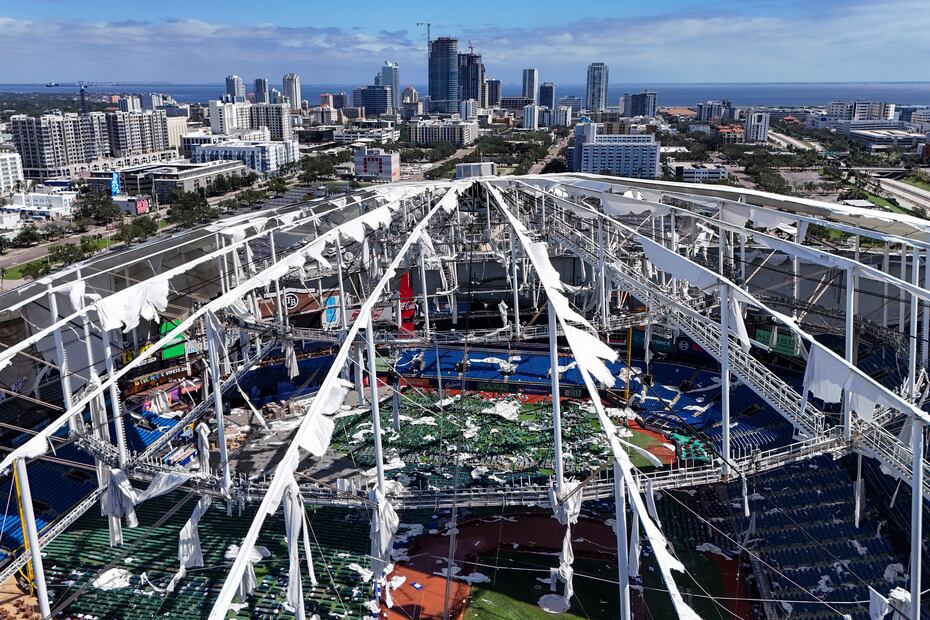 El techo de tela del Tropicana Field quedó hecho trizas tras el paso del huracán Milton. FOTO: AP